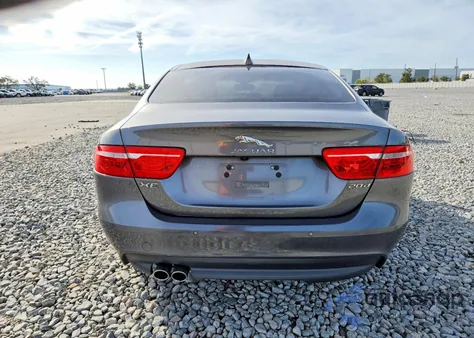 2017 Jaguar Xe Premium z USA, uszkodzony, nr VIN SAJAD4BN8HA952387